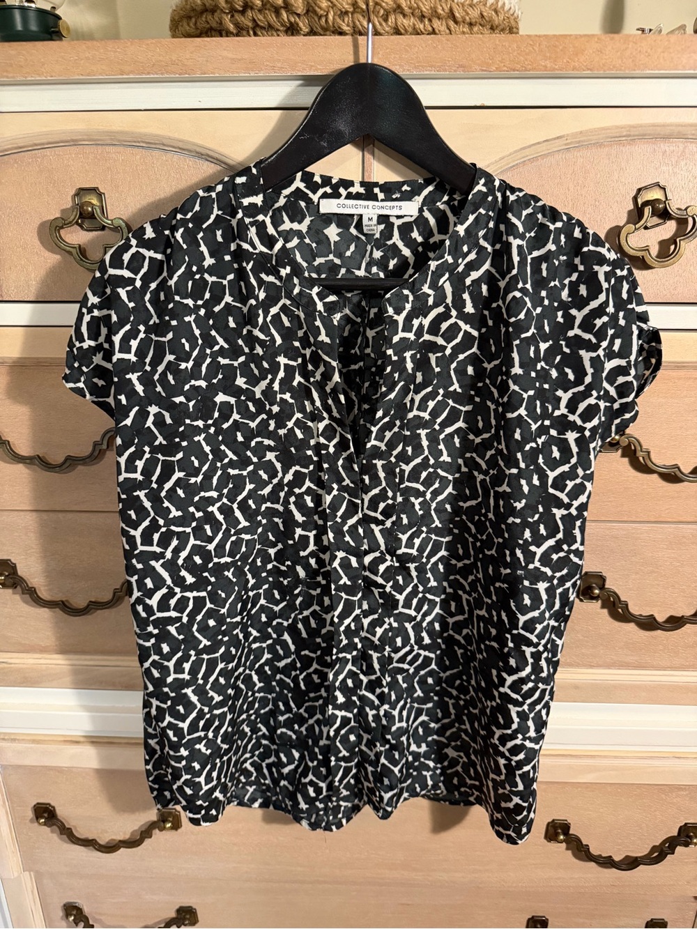 Collective Concepts Black and White Abstract Short Sleeve Blouse